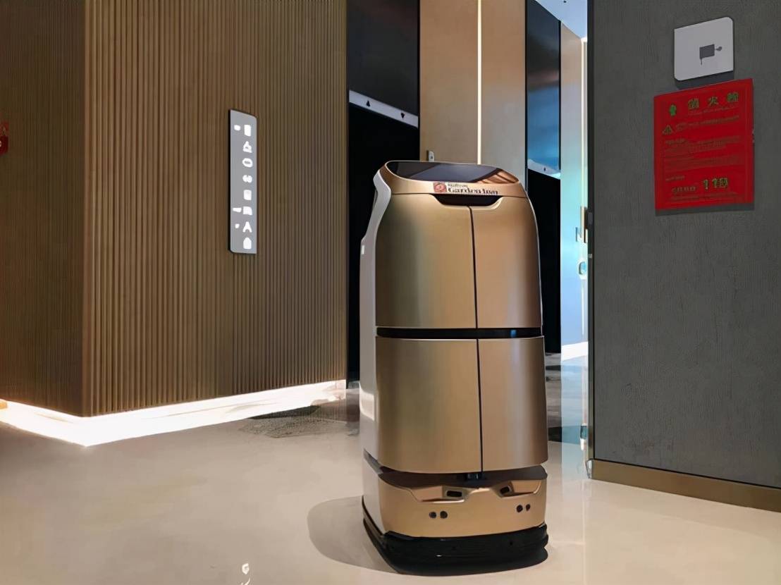 擎朗机器人走近校园酒店机器人w3吸睛无数