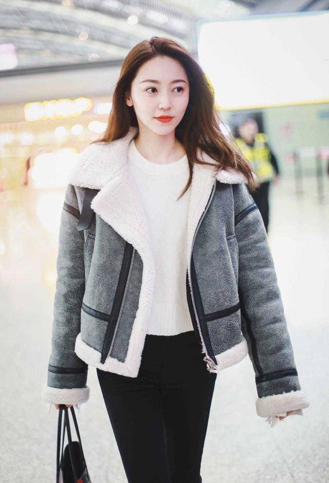 颜色 黄梦莹真是美得不像话！羊羔毛外套配牛仔裤保暖简约，显瘦又洋气