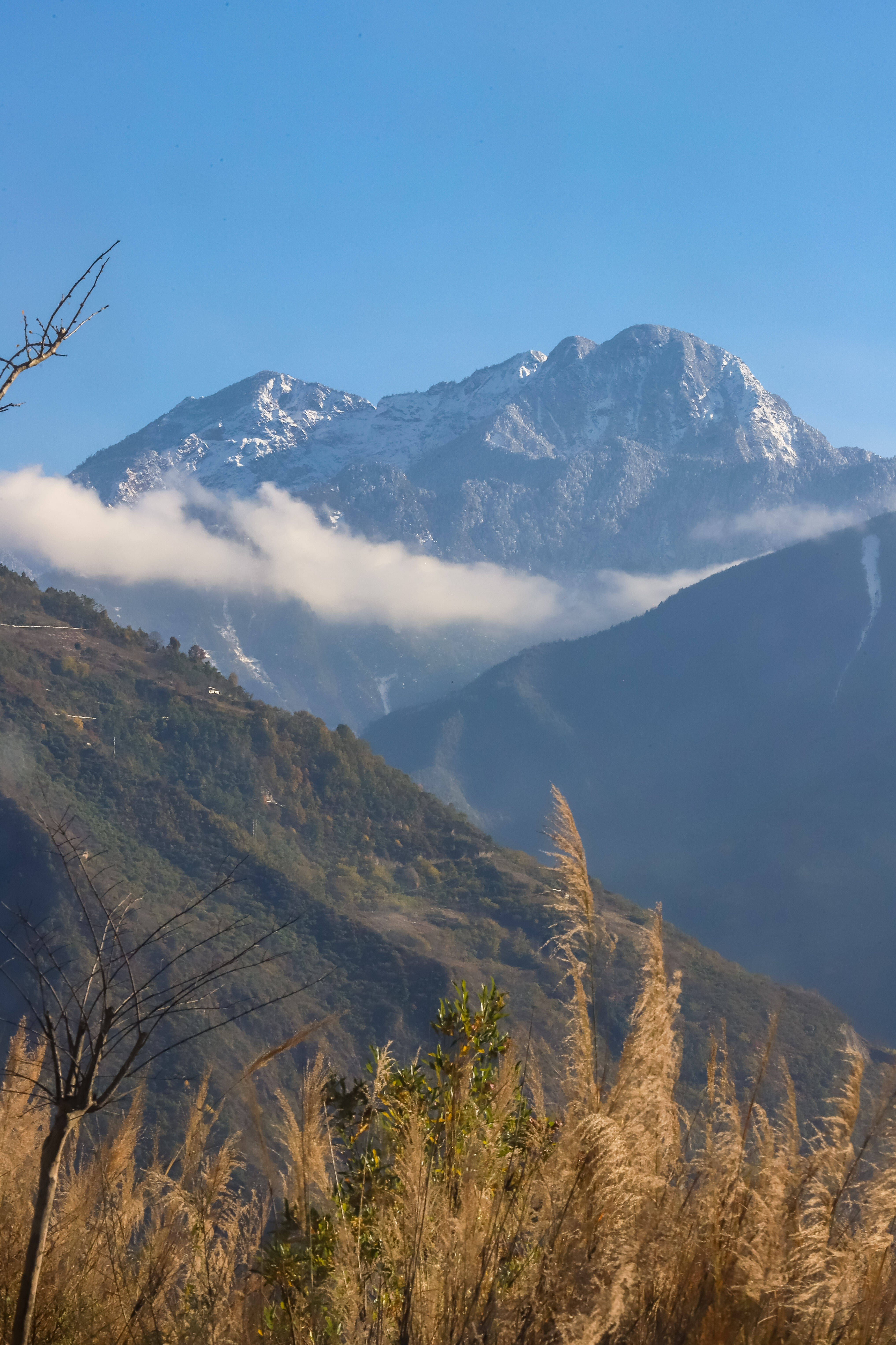 自驾318川藏线,甘孜州泸定这座雪山,风景太美了
