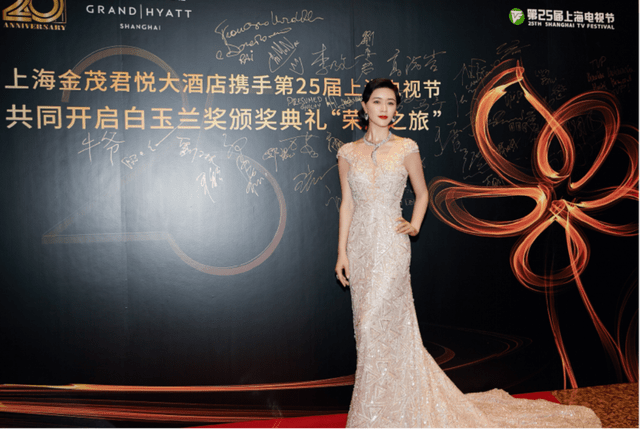 好身材 45岁田海蓉真抗老！条纹衬衫搭配包臀裙干练精致，韵味十足