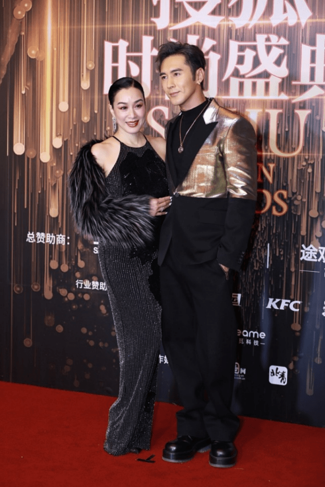 显得 女人美不美全在打扮上,钟丽缇穿黑裙好贵气,看不出大张伦硕12岁