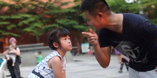 坏人|人贩子太猖狂,当街抢娃反咬宝妈是坏人,宝妈急中生智成功救娃