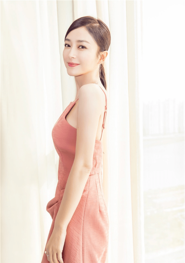 骨子里 秦岚衣品真不错！身穿粉色吊带连衣裙优雅端庄，温柔精致到骨子里