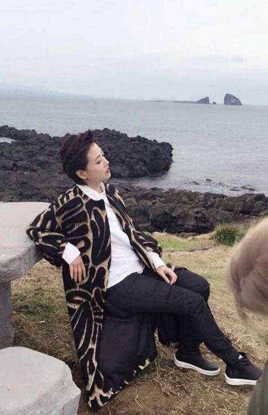 漂亮 周海媚现身机场，无修图依然漂亮，穿运动外搭配连衣裙，高贵优雅