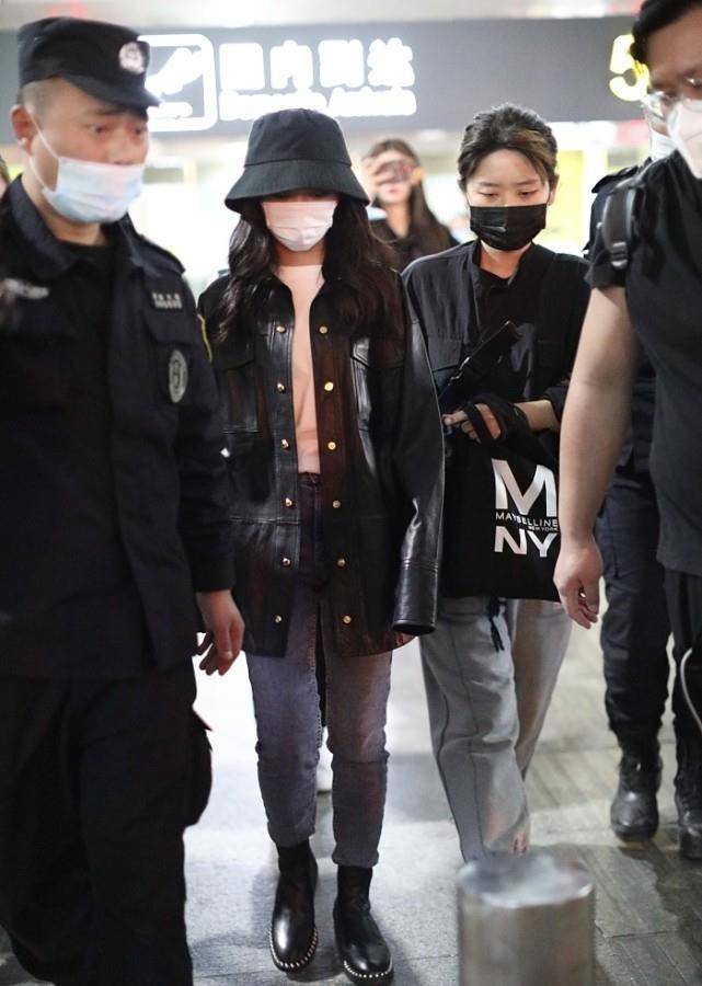 服装 女人不是只能以柔为美，有品位的女人试试皮衣，谭松韵也在尝试