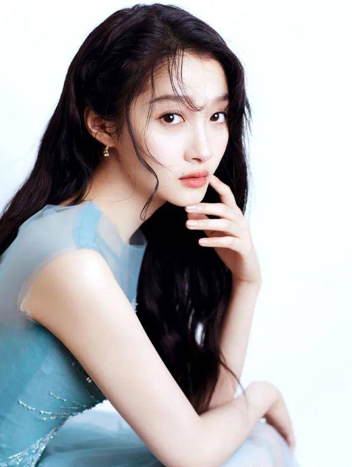 沈梦辰 跨年抢先看：鞠婧祎换妆变锥子脸关晓彤输惨，欧阳娜娜13套造型