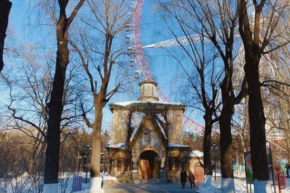 哈尔滨公园内发现一座“诡异”教堂，破败不堪，周围还曾经是墓地