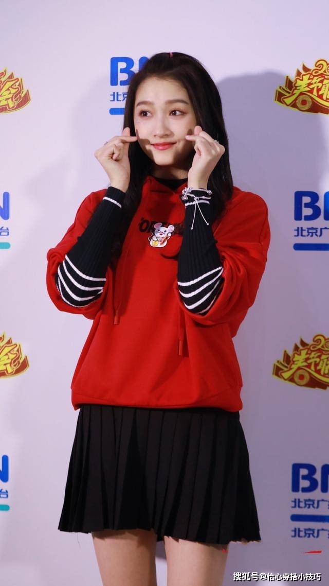 少女 同穿红衣录春晚,关晓彤狂秀108cm长腿太少女,杨紫变阿姨被狂虐