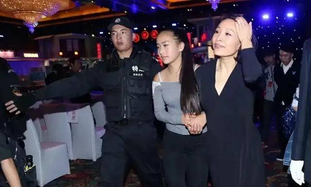 黑色 陈冲和女儿同框，陈冲一身黑色礼服挺优雅，小女儿酒窝挺可爱