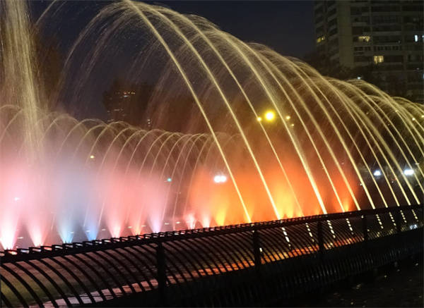 西安龙岩景观喷泉厂家浅谈波光跳泉_水柱_水段_水景