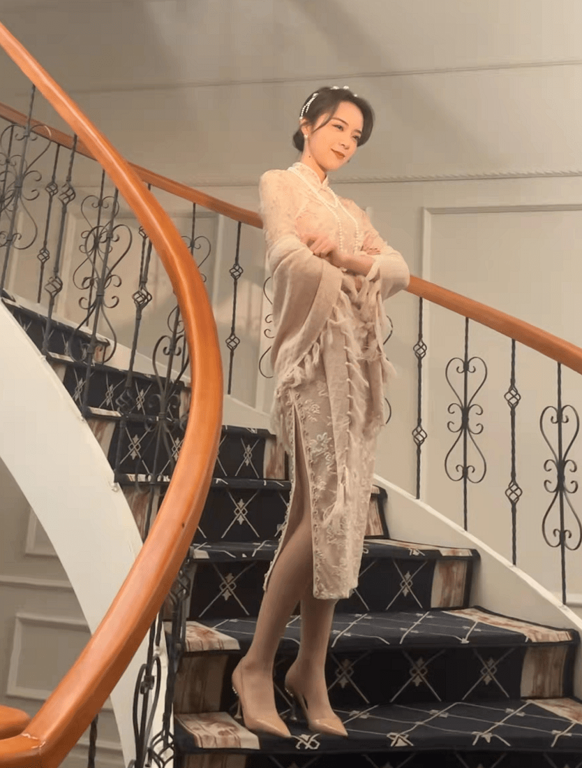 原创余霜的新衣服开叉到腿根肉色打底清晰可见网友却更偏爱小钰