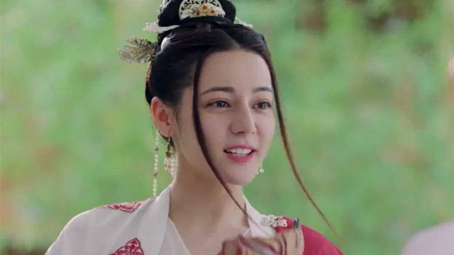 因为|热巴搭档龚俊演古偶，《帝皇书》中枪，长成这样就别演古装美人了