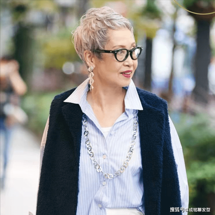 发型这才是中老年人最美的发型，柔美蓬松烫+减龄染发，想不年轻都难