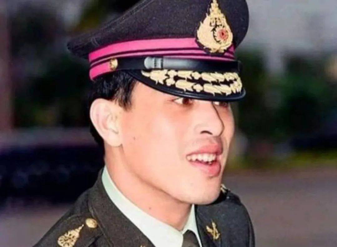 原创泰王年轻时候英俊潇洒一身戎装帅气迷人众多美女崇拜为他献身