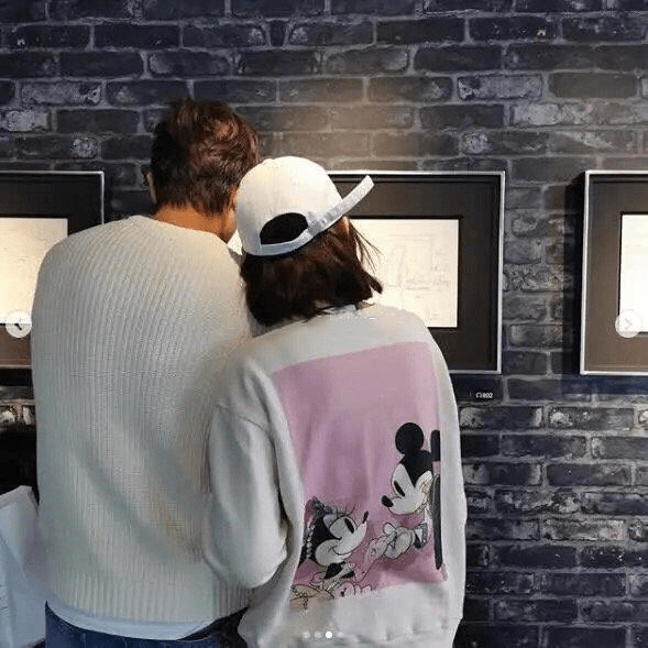 感觉 陈乔恩恋爱后颜值回春！一袭嫩黄色大衣太出彩，40岁大妈变少女