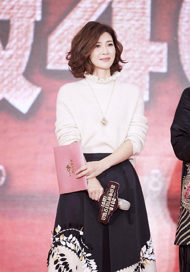 显得 童蕾气质好优雅！米白色针织衫搭配黑色半身裙简约大气，优雅知性