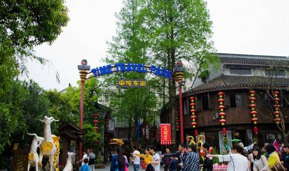 浙江最成功的两个人造景区，一年赚几个亿，门票很贵还是游客爆满