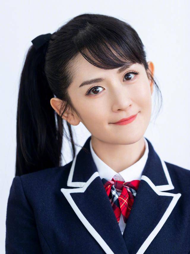 设计 谢娜撞衫“楚雨荨”，小西装搭配格纹半裙青春减龄，看不出年龄差