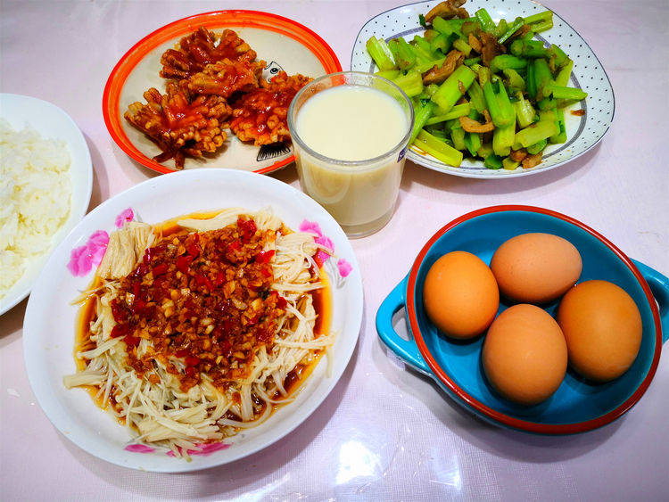 营养|晒晒媳妇做的早餐,营养丰富又解馋,做法却很独特,很多人没吃过