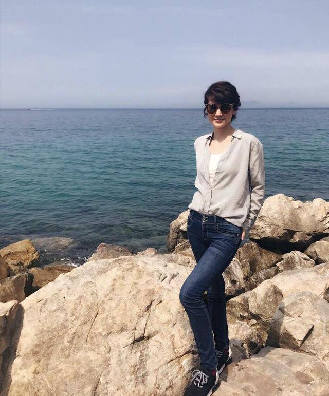 显得 童蕾气质好优雅！米白色针织衫搭配黑色半身裙简约大气，优雅知性