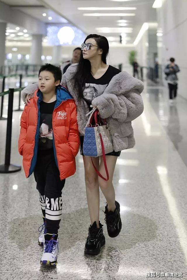 短裙 邹市明又带娃走机场,冉莹颖穿阔腿裤露脐装秀沙漏身材,比例惊人