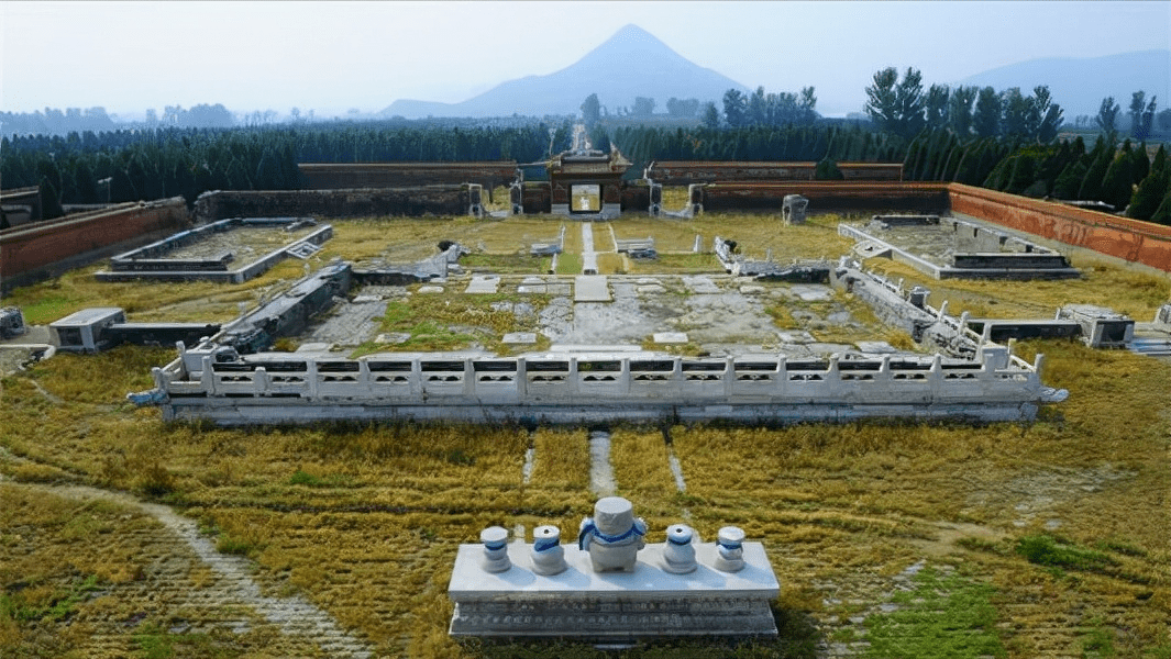 内蒙古发现康熙女儿墓葬,打开棺椁后,发现公主居然穿着"龙袍"_墓室