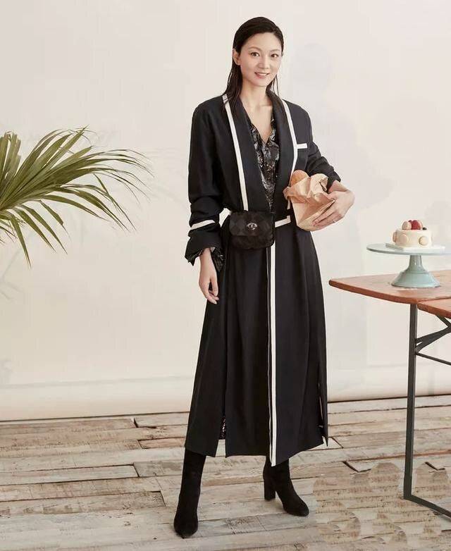 张艺谋 张艺谋一家五口雪村度假，陈婷穿白羽绒服好美，女儿站一旁黑不少