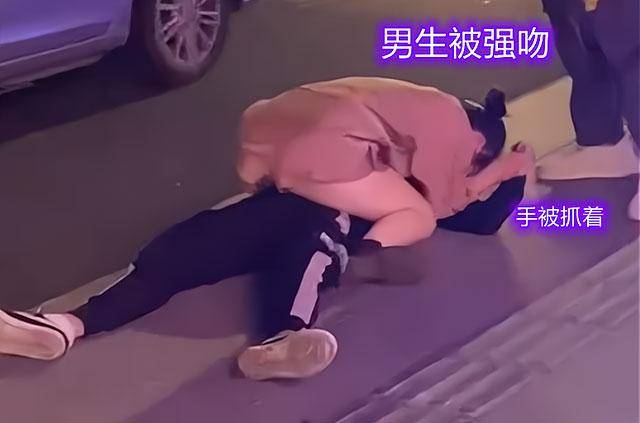 深圳女子酒后强吻男子把男生按在地上当马马骑路人看呆