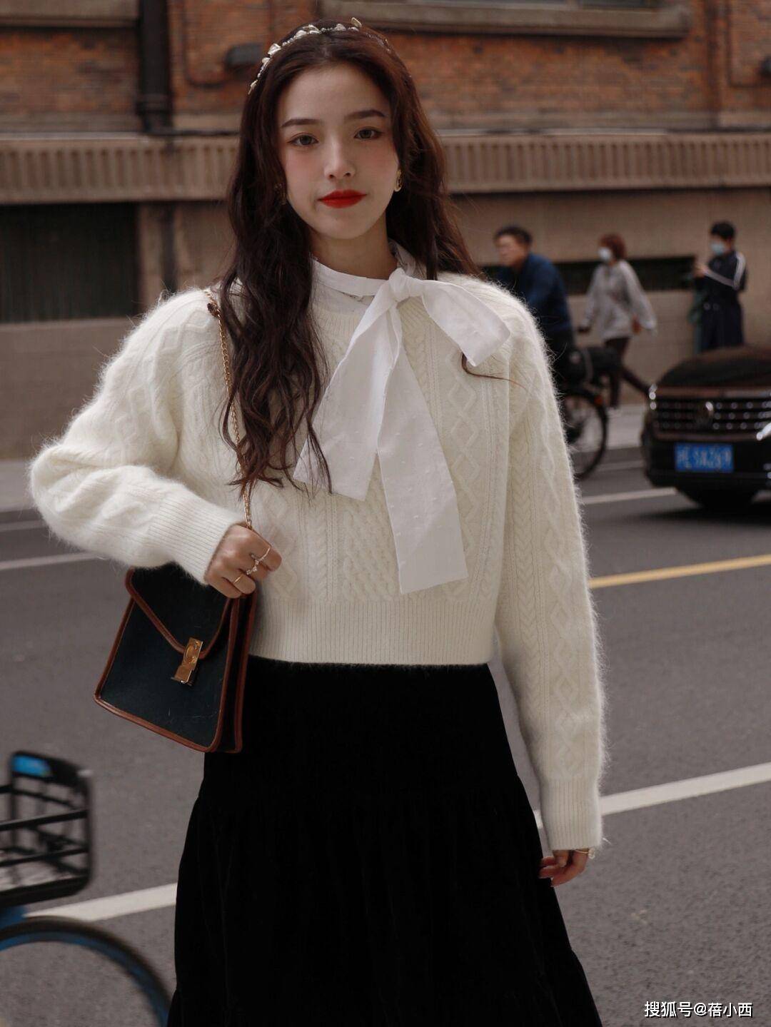 颜色 “毛衣+半身裙”，“毛衣+直筒裤”，才是冬季时髦精的最佳搭配