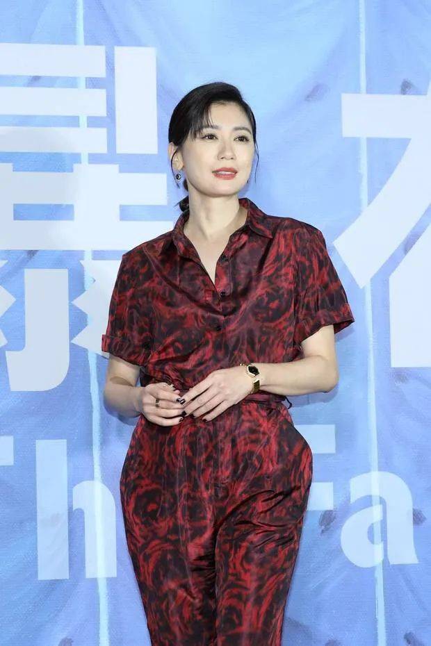 衣装贾静雯踩平底鞋现身，穿背带裤也不显高，但快50岁气质还这么好！