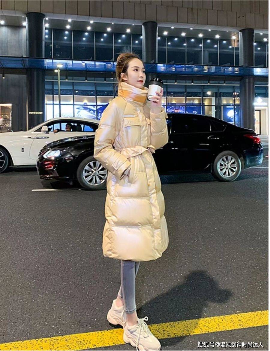 女孩子 冬季穿搭少不了羽绒服保暖，教你这些羽绒服的搭配，温暖又时髦