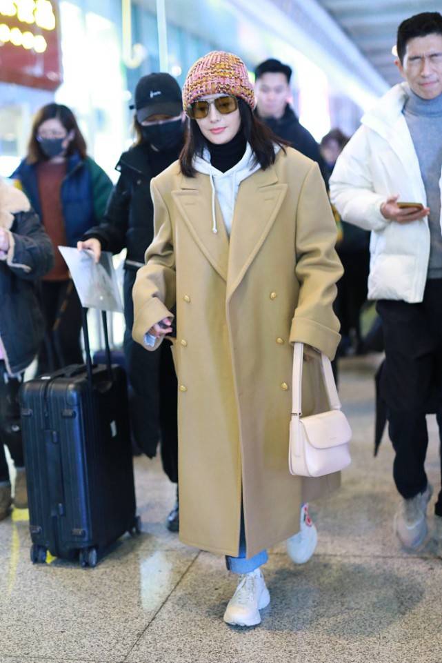 牛仔 秦岚这腿真够细的，穿长靴靴口还有缝，戴大金链子也不显俗气