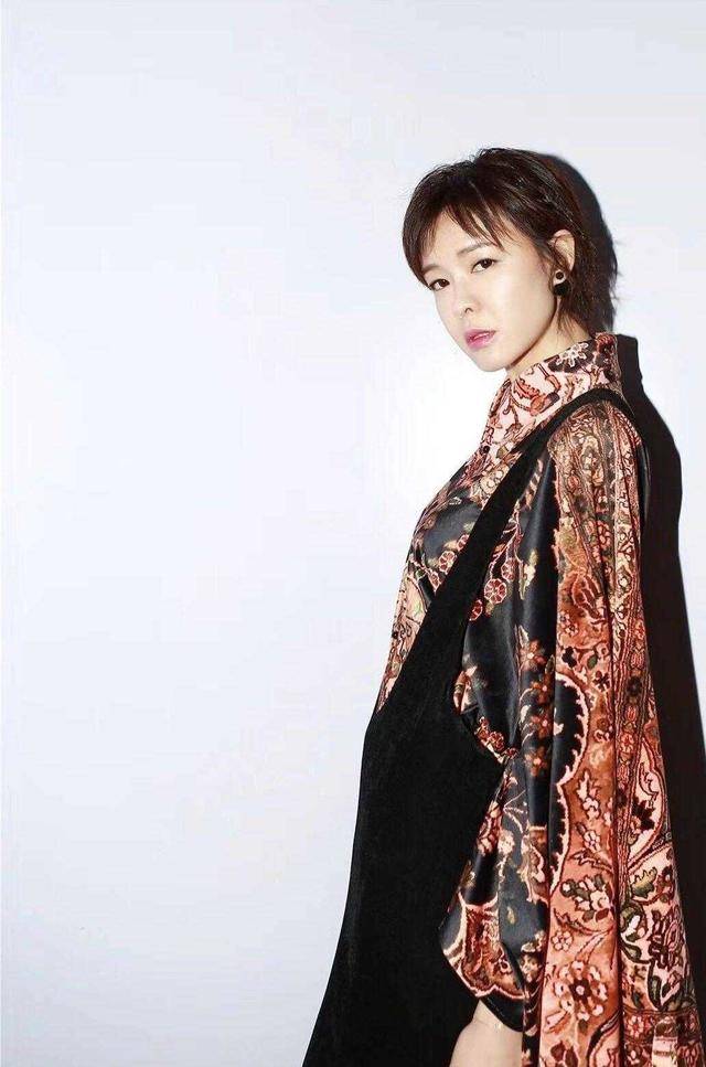 原创主持人李艾真有贵妇气质波波头短发搭配印花衬衫高贵优雅