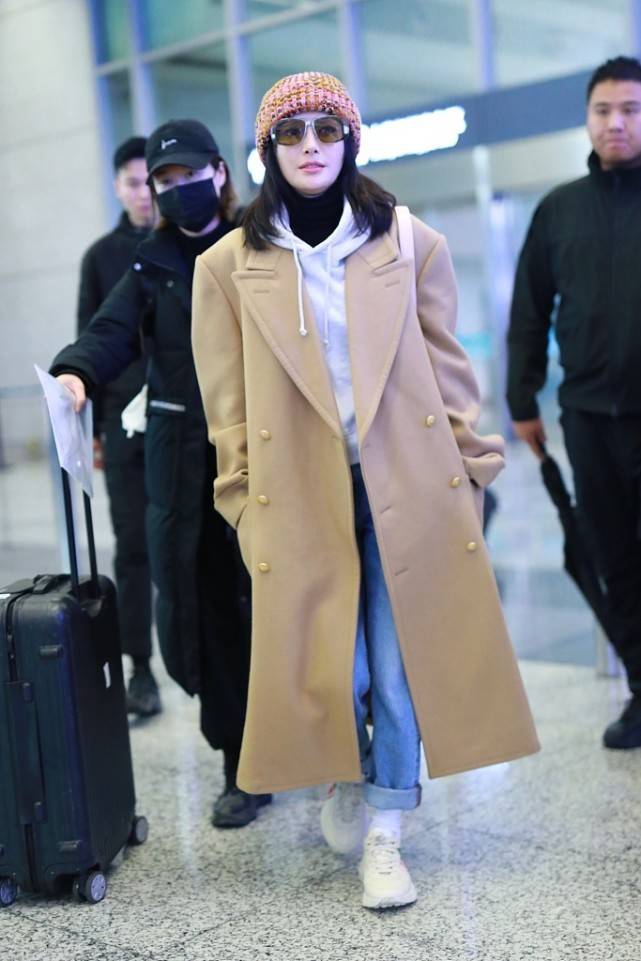 牛仔 秦岚这腿真够细的，穿长靴靴口还有缝，戴大金链子也不显俗气