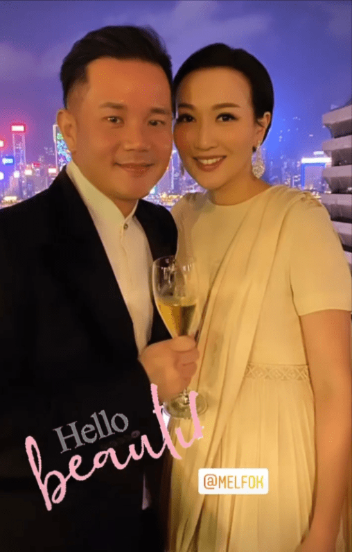 活动 郭晶晶穿百褶裙套装，站C位气质堪比霍思纬，霍启刚低调陪同老婆