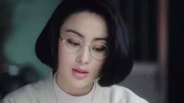 原创港圈女神张敏被曝结婚小10岁老公给网红撑场硬让她穿睡衣出镜