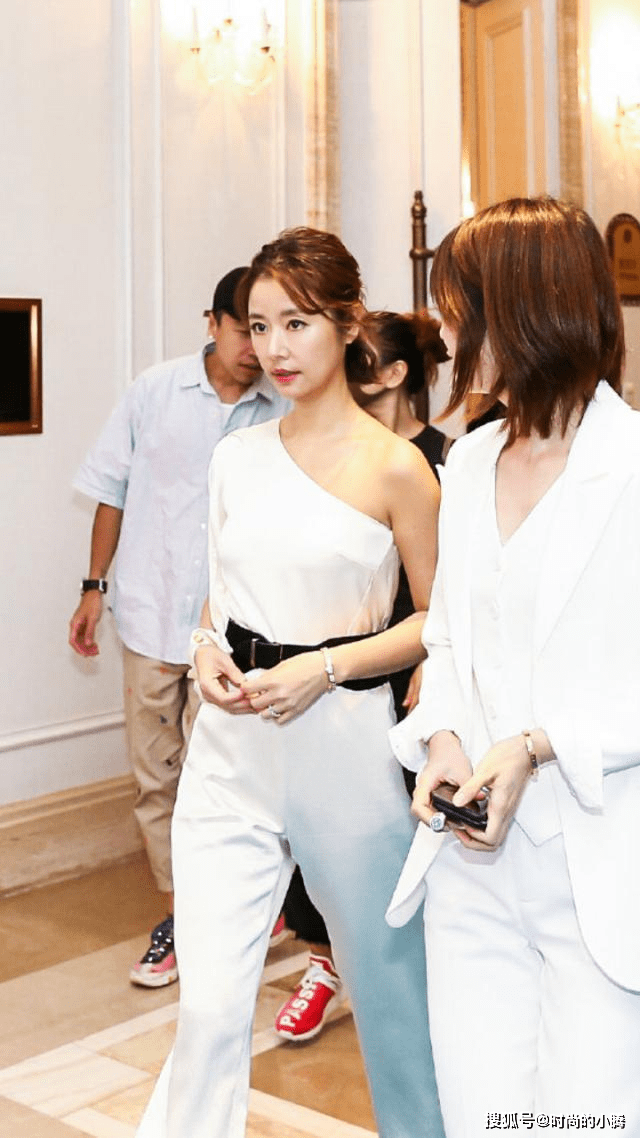 活动 林心如私服竟比活动造型美！43岁穿T恤裙秀23岁身材，美成中学生