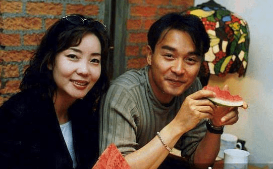 张国荣拿掉叼在宁静嘴角的烟,要两人一起戒烟,曾做饭哄她开心_哥哥