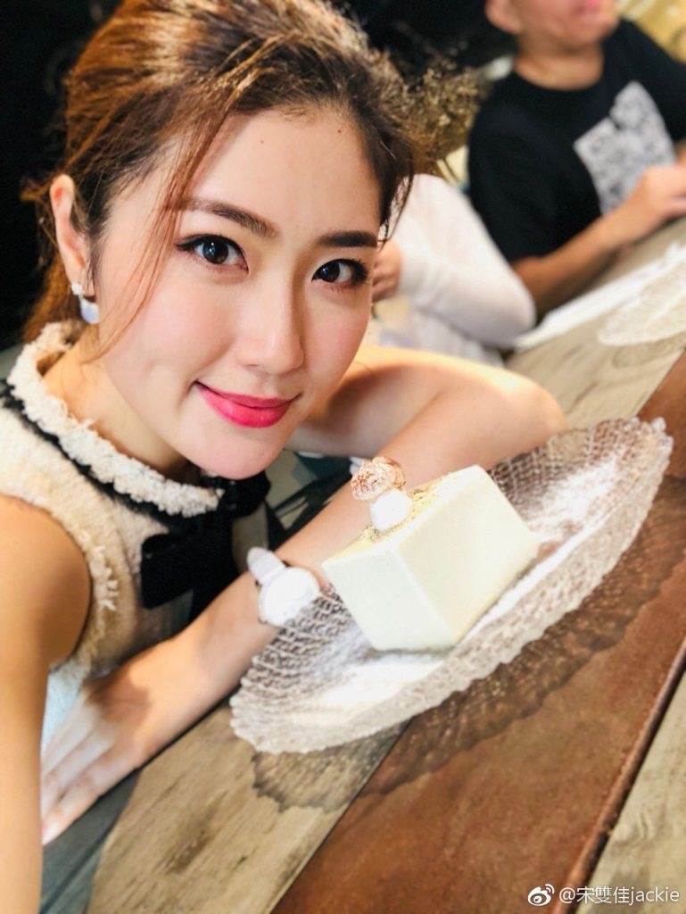 tvb美女配音员火出圈,曾是选美出身,遭《爱回家》"龚烨"劈腿_宋双佳