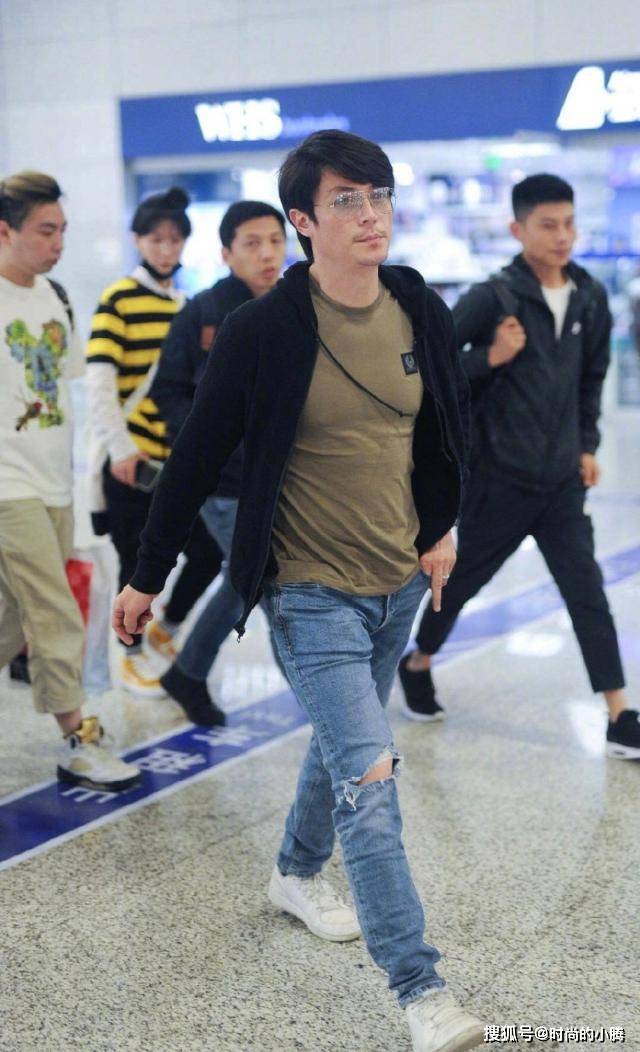 活动 林心如私服竟比活动造型美！43岁穿T恤裙秀23岁身材，美成中学生