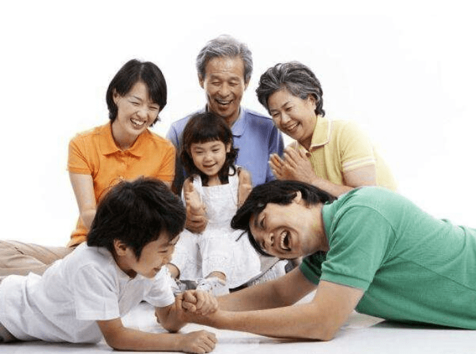 关系|30岁侄女见50岁小叔,抱住大腿不撒手,小叔无奈的表情逗乐网友