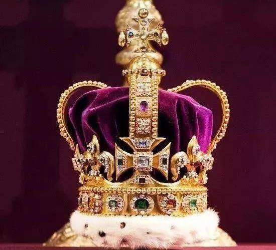 帝国王冠上最著名的3颗宝石，其中有一颗上面至今还有战斧的印记