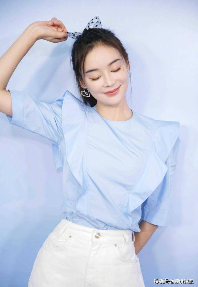 袁姗姗气质很温柔,简约风穿搭时尚减龄,看不出是33岁的小姐姐_衣服