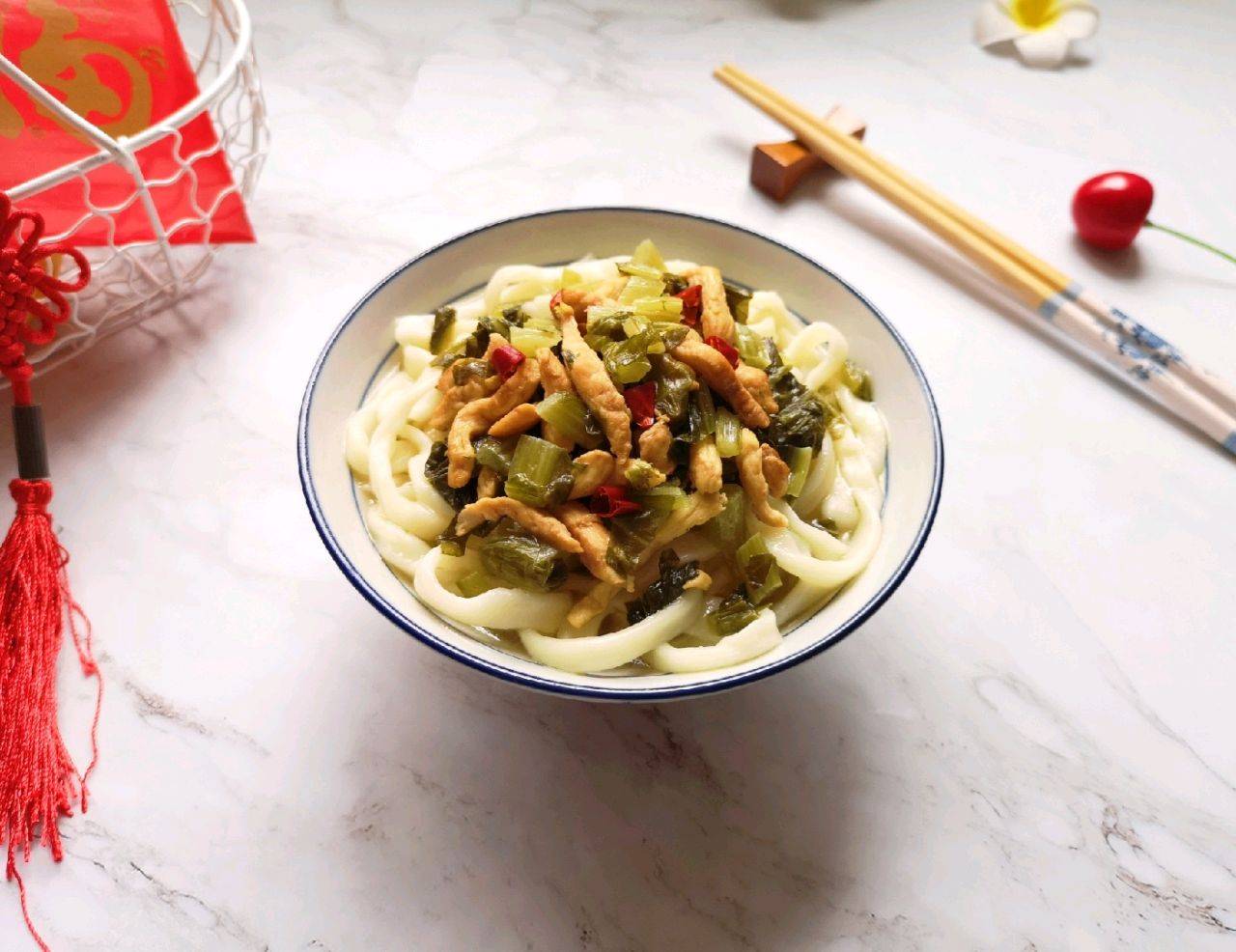 不没有胃口的时候,来一碗雪菜肉丝面,10分钟就做好,简单省事_清水