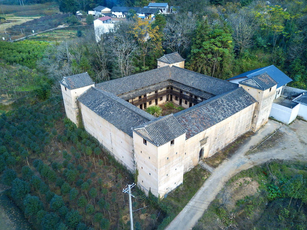 坐上这趟高铁,从赣南风光到岭南风情,只需两小时