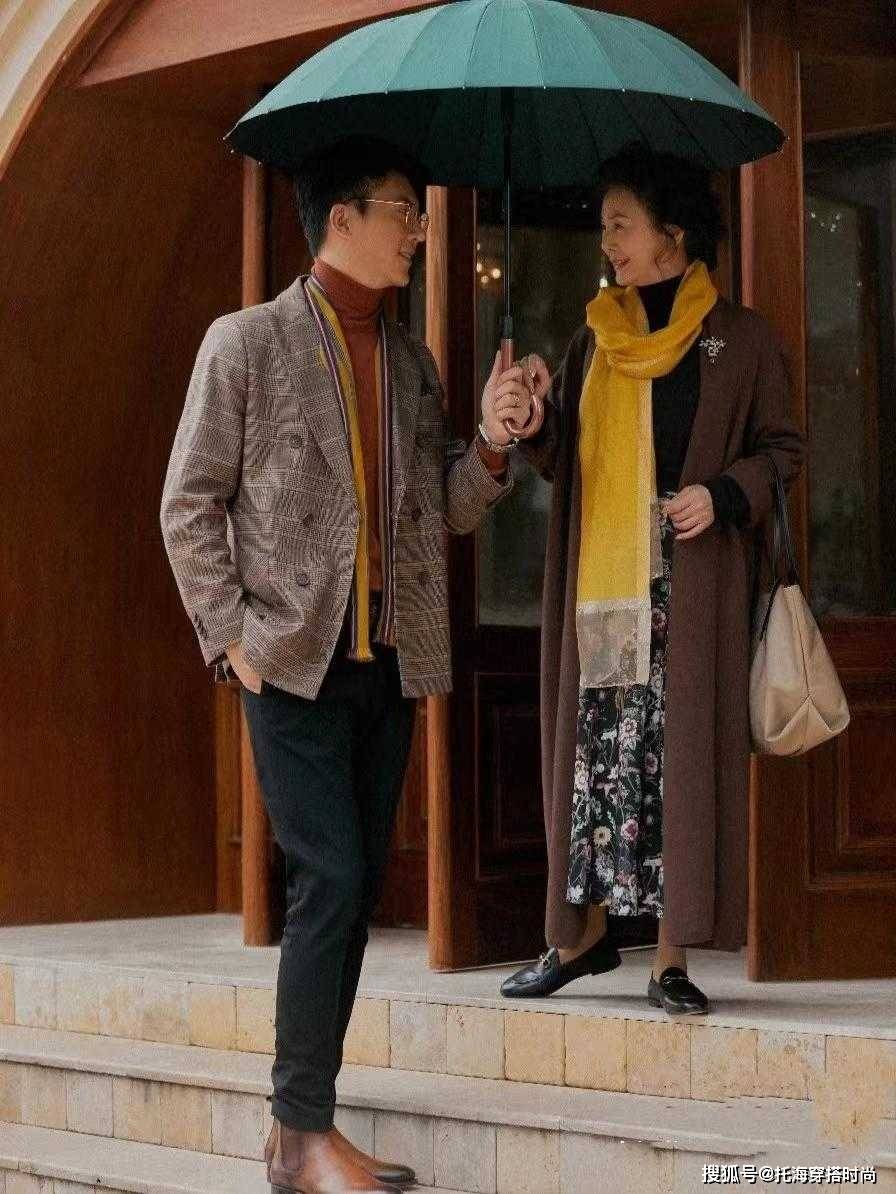 大衣 再晚都不算晚,60岁的女人也可以穿得很美,看这位奶奶就知道