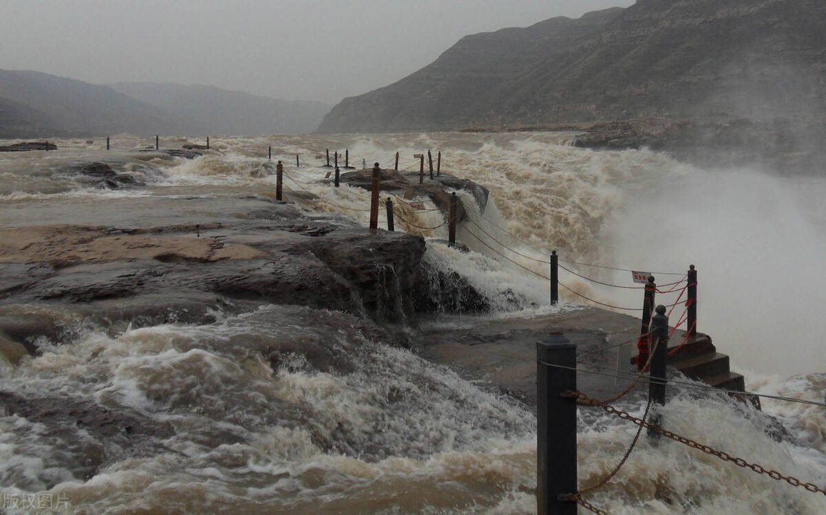 2015年7月30日,受壶口瀑布上游陕西境内云岩河流域强降雨影响,黄河