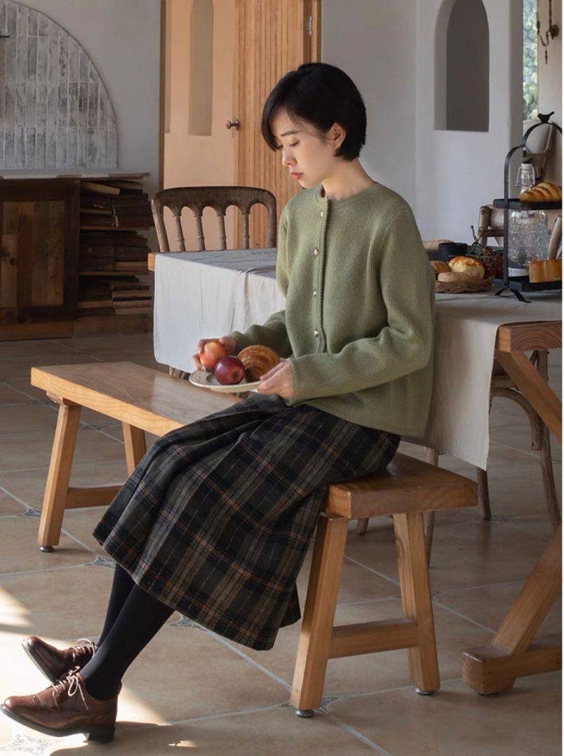 毛衣 40岁女人别刻意扮嫩，学70后博主穿“格纹裙+毛衣”，优雅又减龄