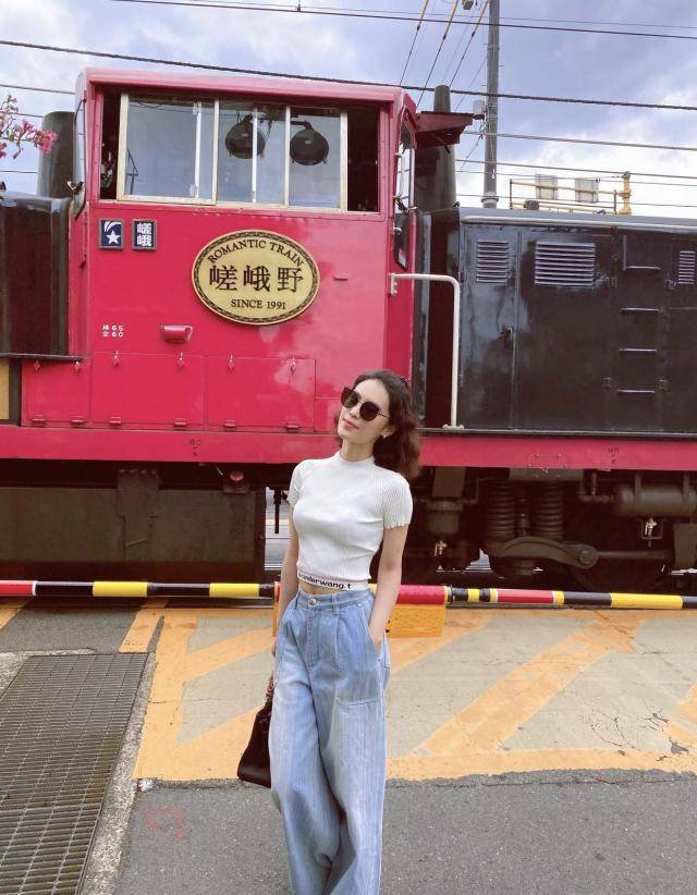 黑色 韩丹彤真的好会穿!身穿红色针织衫搭配黑色皮裤个性时髦,美呆了