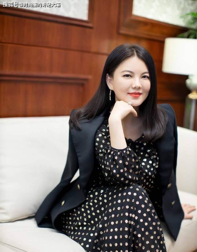 黑色 离婚后李湘独自美丽？超长毛绒大衣贵气依旧，不受影响状态仍在线